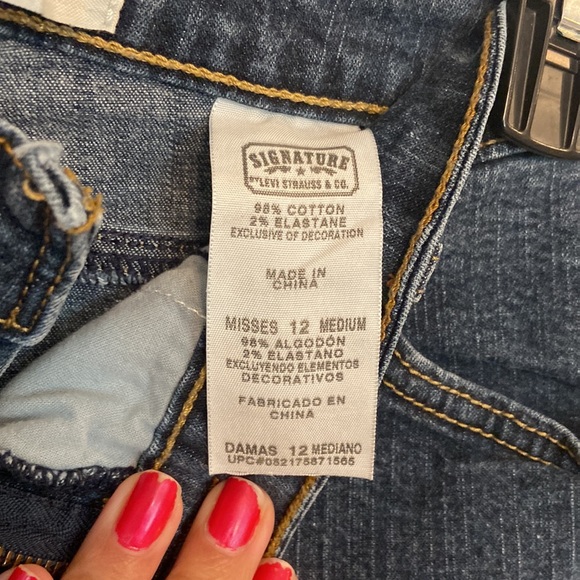 Signature Levi Strauss Mid Rise Dark Wash Blue Jean's - Picture 3 of 5